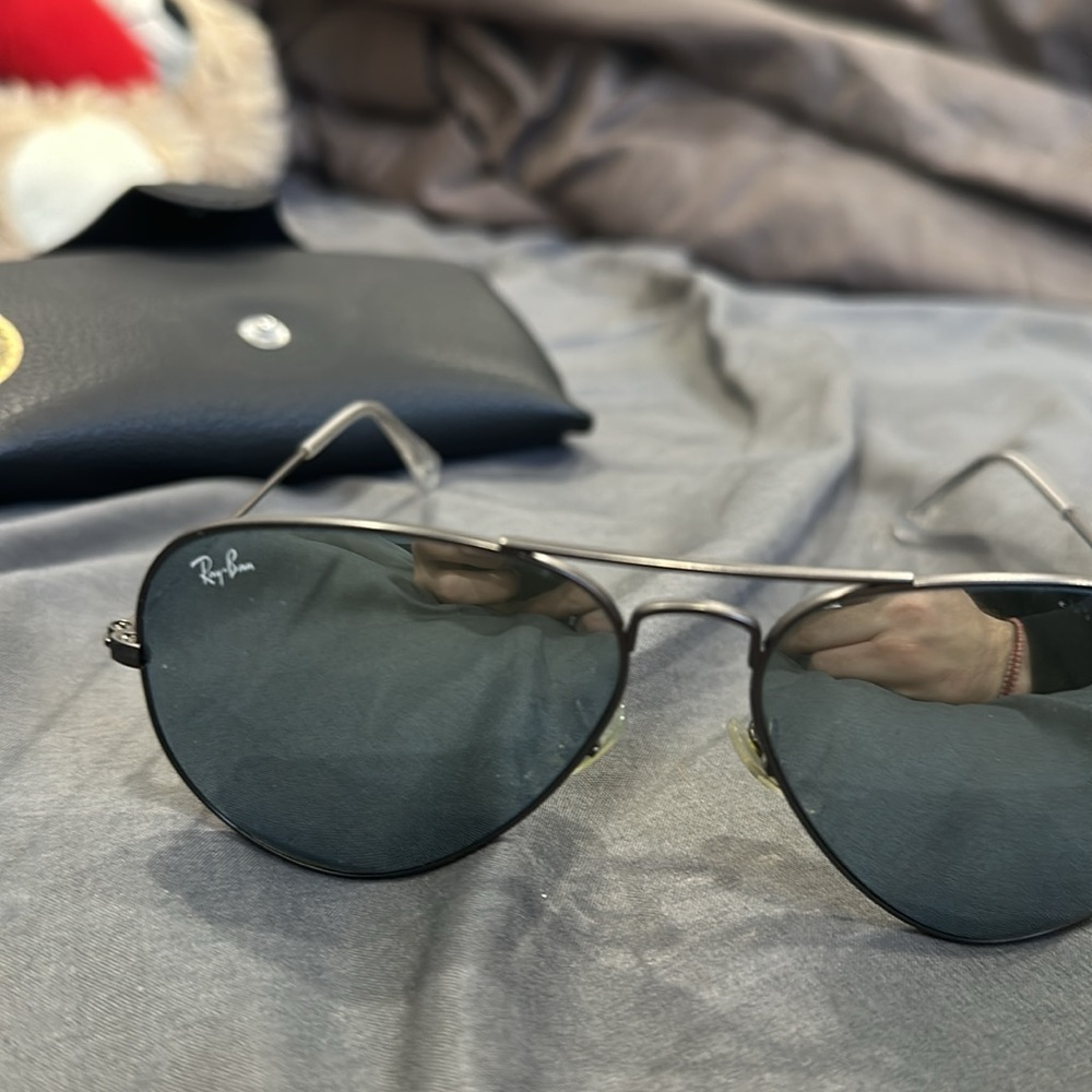 Rayban sunglasses hardly worn black lenses - Picture 2 of 2
